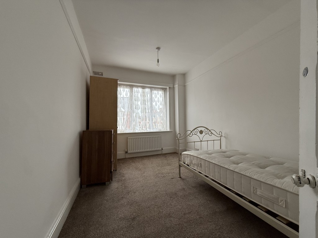 Lot: 176 - THREE-BEDROOM HOUSE REQUIRING IMPROVEMENT - Bedroom